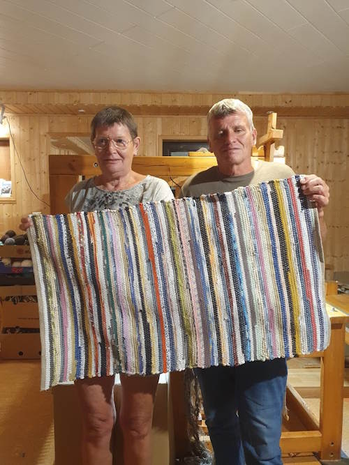 Mann und Frau mit Fleckerlteppich