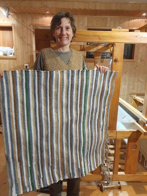 Frau mit Fleckerlteppich