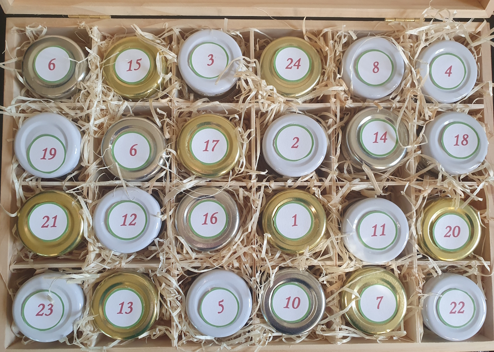 Holzbox mit Unterteilung für 24 Gläser Kräutersalz