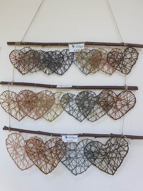 Herzen aus gefärbtem Hanfgarn