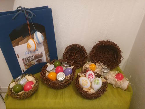 Körbe aus Aststücken mit Ostereiern