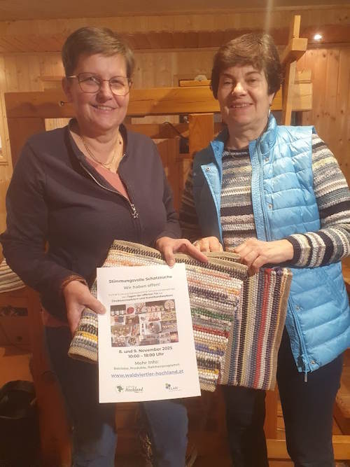 2 Damen mit einem kleinen Fleckerlteppich