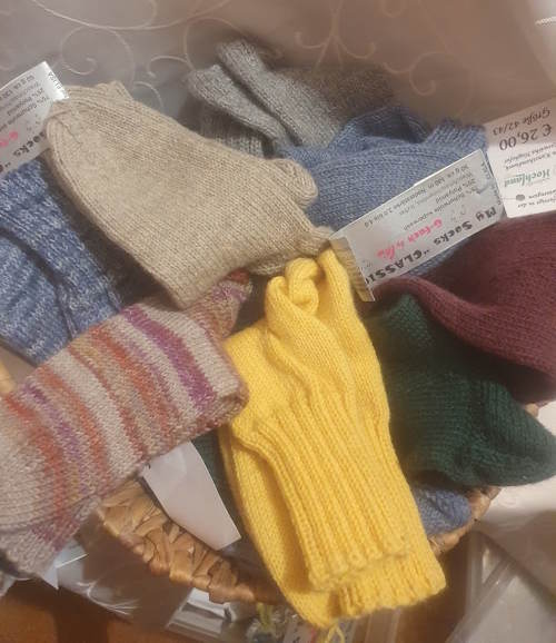 Korb mit handgestricken Socken