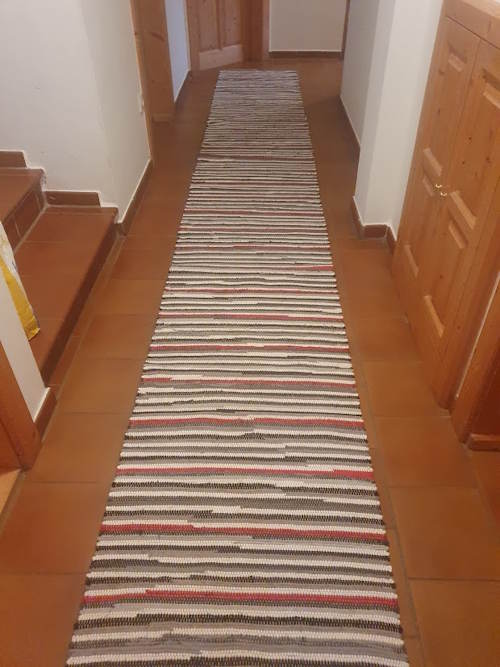 Fleckerlteppich in weiß, grau, rot