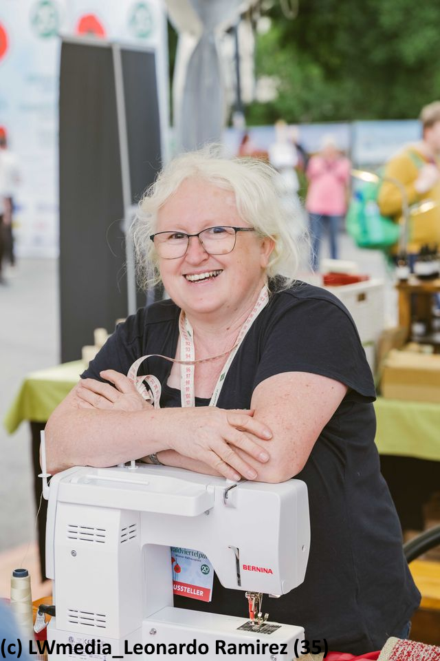 Roswitha Haghofer an der Nähmaschine
